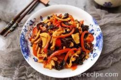 The method of stir frying chicken shreds with red pepper and fungus