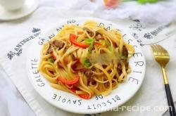 The recipe for stir frying spaghetti with black pepper steak