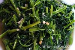 The recipe for stir frying water spinach with Puning bean sauce