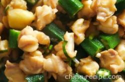 The recipe for stir frying chicken bones with okra