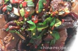 The method of stir frying fern cake with preserved meat