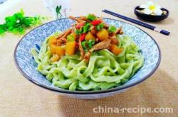 The method of making green vegetable braised noodles