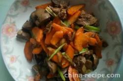 The recipe for stir frying chicken liver with carrots