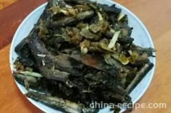 The method of dry stir frying pickled vegetables and loaches