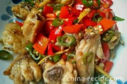 The recipe for stir frying green and red peppers with chicken wings