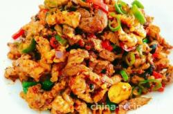 The method of stir frying meat with bean drum and chili pepper