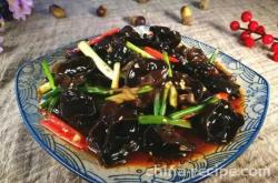 The method of mixing scallions with black fungus