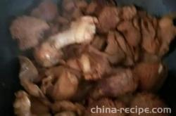 The method of stewing chicken bladder roots with mushrooms