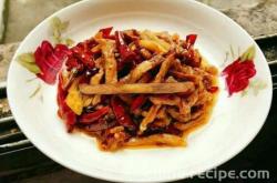 The method of stir frying meat with dried chili peppers