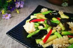 The method of stir frying asparagus with squid flowers