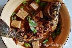 The method of stewing tilapia with frozen tofu