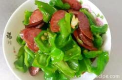 The method of stir frying sausage with green pepper