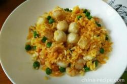 The practice of Fried Rice with luxurious golden eggs