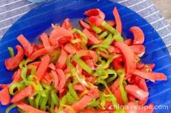 The method of stir frying No. 6 sausage with chili pepper