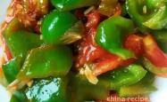 The recipe for stir frying tomatoes with chili peppers as a home cooked dish