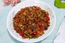 The method of stir frying cowpeas with oil residue