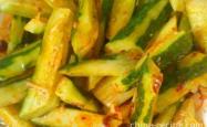 The method of chopping garlic and cucumber with a knife