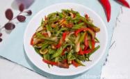 The method of stir frying green beans with oil residue