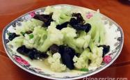 The method of stir frying black fungus with cauliflower