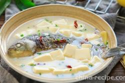 The recipe for crucian carp and tofu soup