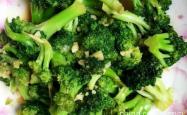 The recipe for homemade garlic paste and broccoli