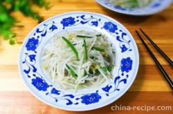 The method of stir frying mung bean sprouts with leek moss