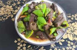 The method of stir frying lamb blood with spicy sauce