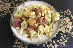 The method of dry stir frying bacon and cauliflower