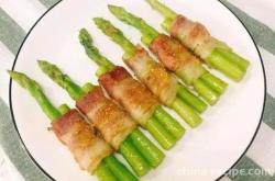 The recipe for frying asparagus with American bacon