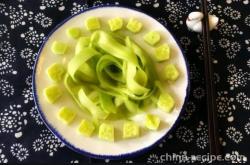 The method of making sweet and sour cucumber shreds