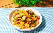 The method of stir frying pork slices with Boletus edulis