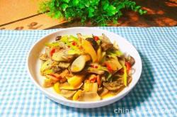 The method of stir frying pork slices with Boletus edulis