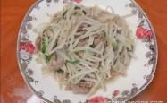 The method of stir frying beef shreds with bean sprouts and vegetables