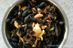 The method of stir frying chicken breast with black fungus