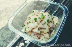 The method of stir frying lotus root slices at home