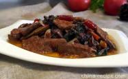 The method of stir frying blood skin vegetables with pork liver