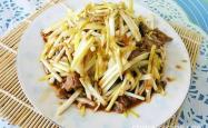 The method of stir frying garlic yellow with shredded meat