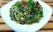 The method of stir frying eggplant shreds with pointed peppers