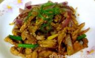 The method of stir frying shredded pork with onions