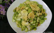 The method of stir frying eggs with fava beans