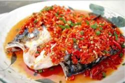 The recipe for braised minced chili fish head