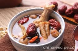 Preparation of Danggui, Hongzao, Dangshen Chicken Soup