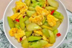 The recipe for stir frying cucumbers and eggs