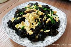 The method of stir frying eggs with black fungus