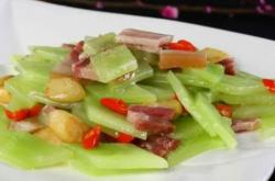 The method of stir frying preserved meat with lettuce