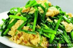 The method of stir frying eggs with chives flowers