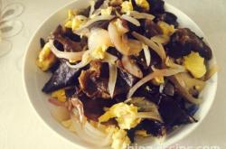 The method of stir frying eggs with onions and black fungus