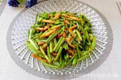 The method of stir frying shredded chicken with oyster sauce and garlic sprouts