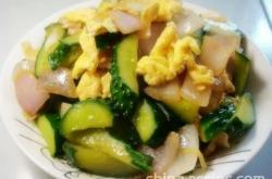 The recipe for stir frying onions, cucumbers, and eggs