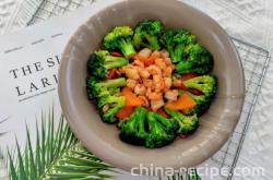 The recipe for stir frying shrimp with broccoli